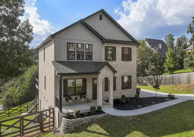 Photo 3 of Single family home for sale at 1007 Crown Ridge Ln, Powell, TN 37849 | MLS# 3591824 | Listing updated on 2026-09-14