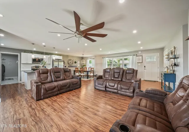 Photo 3 of Sale Pending at 250 Trades Dr, Lenoir City, TN 37771 | MLS# 3520910 | Listing updated on 2026-09-30