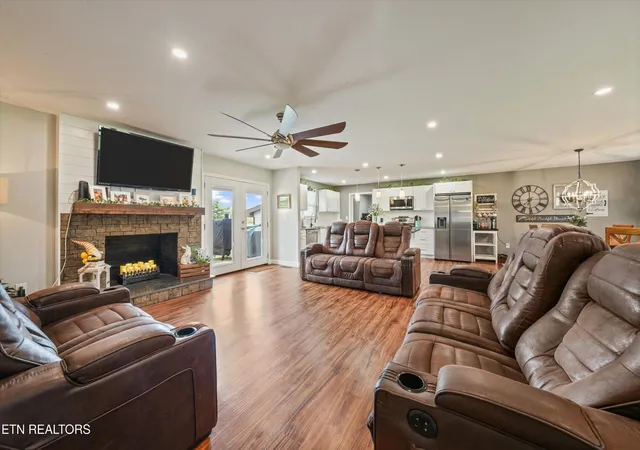 Photo 4 of Sale Pending at 250 Trades Dr, Lenoir City, TN 37771 | MLS# 3520910 | Listing updated on 2026-09-30