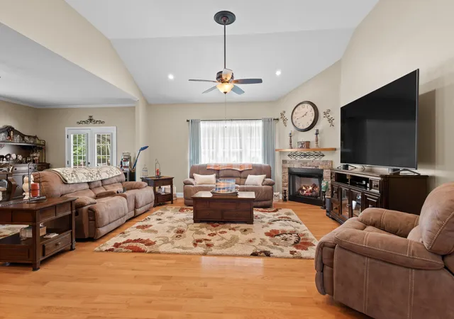 Photo 3 of Single family home for sale at 332 Shadows Lawn Dr, Athens, TN 37303 | MLS# 3528092 | Listing updated on 2026-09-10