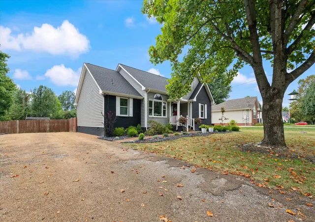 Photo 2 of Single family home for sale at 214 Oakdale Dr, White House, TN 37188 | MLS# 3526451 | Listing updated on 2026-09-17