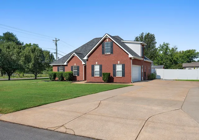 Photo 3 of Single family home for sale at 1005 Stratus Dr, Murfreesboro, TN 37127 | MLS# 3525673 | Listing updated on 2026-09-24