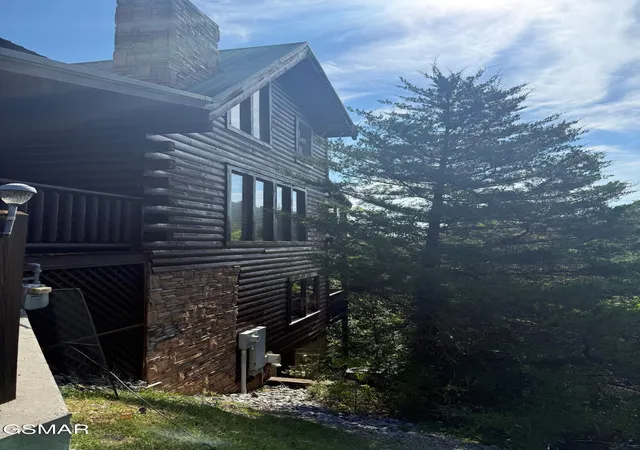 Photo 2 of Single family home for sale at 3160 White Falcon Way, Pigeon Forge, TN 37863 | MLS# 3525694 | Listing updated on 2026-10-09