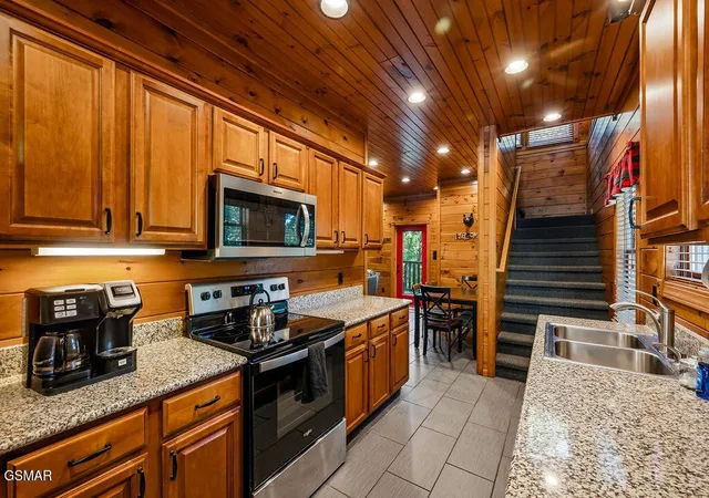 Photo 3 of Single family home for sale at 807 Great Smoky Way, Gatlinburg, TN 37738 | MLS# 3525964 | Listing updated on 2026-10-06