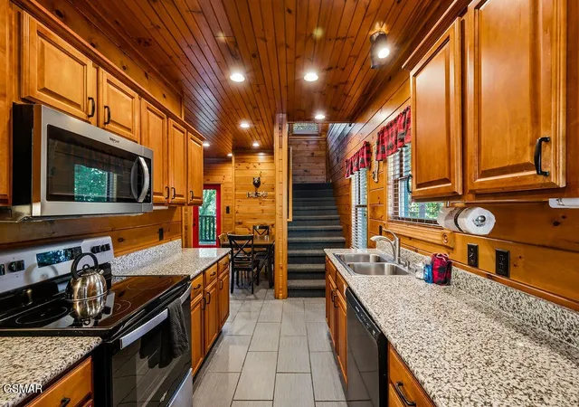 Photo 3 of Single family home for sale at 807 Great Smoky Way, Gatlinburg, TN 37738 | MLS# 3525964 | Listing updated on 2026-10-29