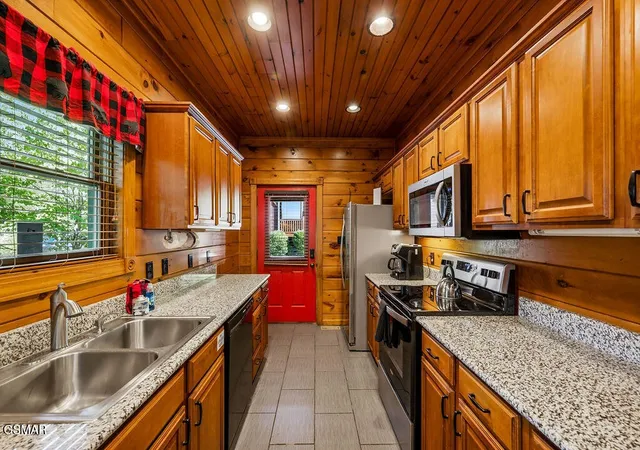 Photo 4 of Single family home for sale at 807 Great Smoky Way, Gatlinburg, TN 37738 | MLS# 3525964 | Listing updated on 2026-10-29