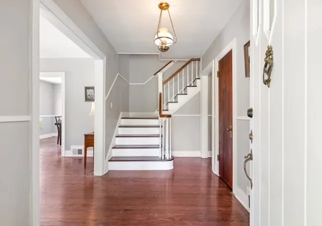Photo 3 of Single family home for sale at 717 Currey Rd, Nashville, TN 37217 | MLS# 3526632 | Listing updated on 2026-09-21