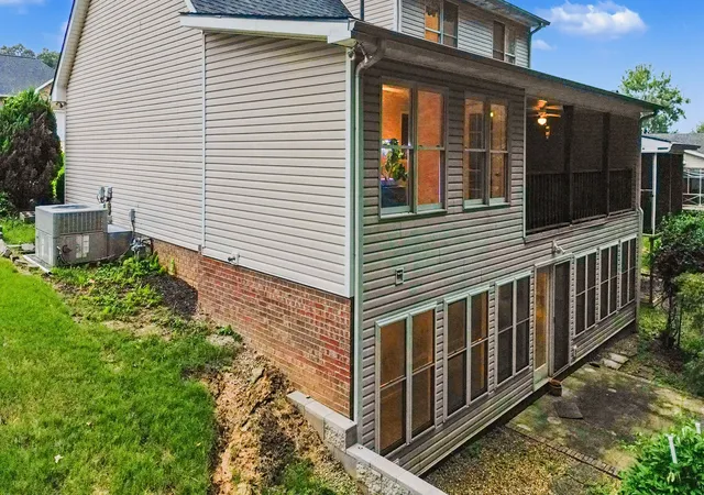 Photo 2 of Single family home for sale at 302a Paris Harbor Dr #A, Paris, TN 38242 | MLS# 3528706 | Listing updated on 2026-09-12