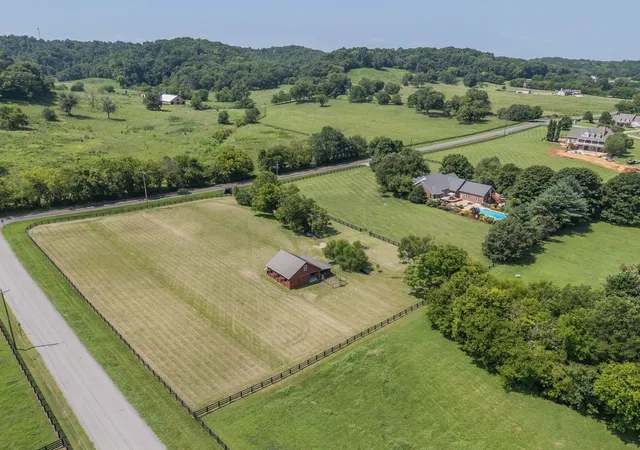 Photo 3 of Single family home for sale at 1924 Evergreen Rd, Thompsons Station, TN 37179 | MLS# 3527337 | Listing updated on 2026-10-20
