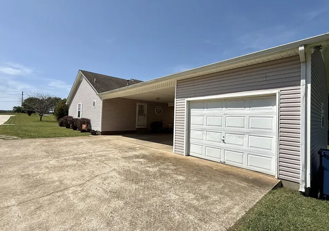 Photo 4 of Single family home for sale at 594 Hwy 64 W, Lawrenceburg, TN 38464 | MLS# 3527049 | Listing updated on 2026-09-09