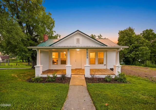 Photo 1 of Single family home for sale at 225 Glen Avenue, Kingsport, TN 37665 | MLS# 3527256 | Listing updated on 2026-10-12