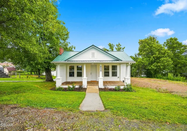 Photo 2 of Single family home for sale at 225 Glen Avenue, Kingsport, TN 37665 | MLS# 3527256 | Listing updated on 2026-10-12