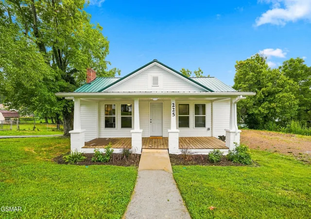Photo 3 of Single family home for sale at 225 Glen Avenue, Kingsport, TN 37665 | MLS# 3527256 | Listing updated on 2026-10-12