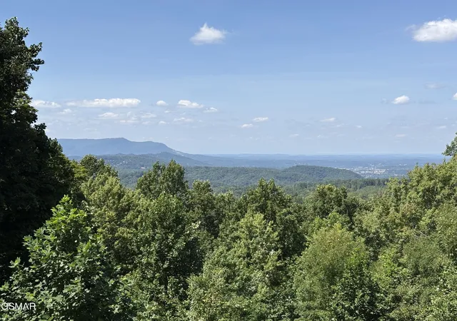 Photo 2 of Single family home for sale at 827 Kings Way, Gatlinburg, TN 37738 | MLS# 3527478 | Listing updated on 2026-10-03