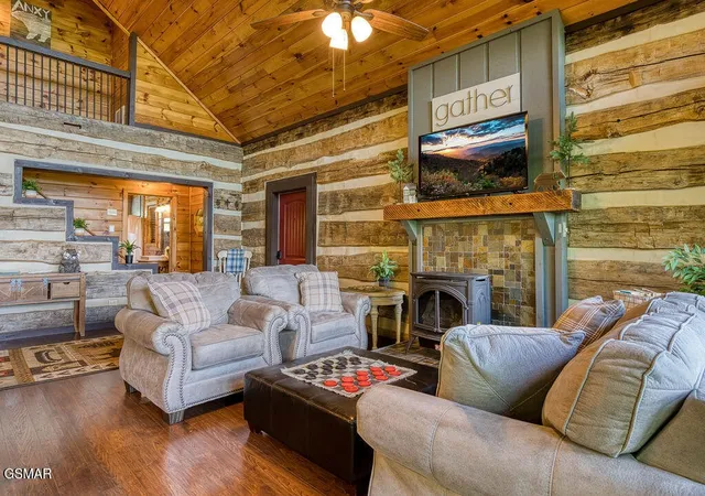 Photo 3 of Single family home for sale at 827 Kings Way, Gatlinburg, TN 37738 | MLS# 3527478 | Listing updated on 2026-10-03
