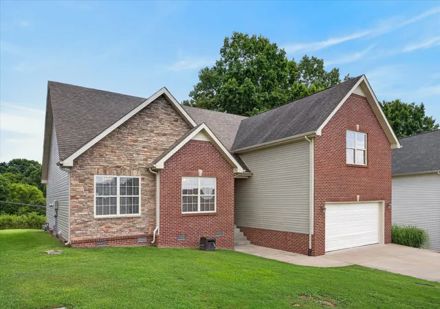 Photo 4 of Single family home for sale at 411 River Hts Dr, Clarksville, TN 37040 | MLS# 3529483 | Listing updated on 2026-10-29
