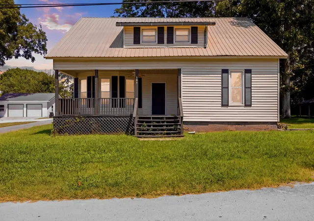 Photo 1 of Single family home for sale at 301 Bennett Street, Decherd, TN 37324 | MLS# 3527538 | Listing updated on 2026-09-11