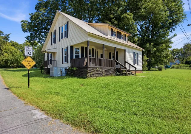 Photo 3 of Single family home for sale at 301 Bennett Street, Decherd, TN 37324 | MLS# 3527538 | Listing updated on 2026-09-11