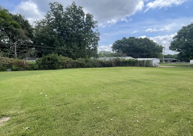 Photo 3 of Single family home for sale at 2306 Belview Rd, Florence, AL 35630 | MLS# 3527875 | Listing updated on 2026-09-15