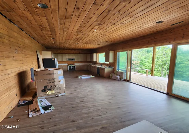 Photo 2 of Mansion for sale at 2065 Spurling Road, Sevierville, TN 37876 | MLS# 3527884 | Listing updated on 2026-09-11