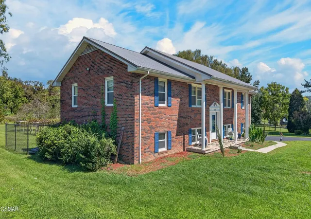 Photo 3 of Single family home for sale at 819 Redwood Dr, Mount Carmel, TN 37645 | MLS# 3591845 | Listing updated on 2026-09-15