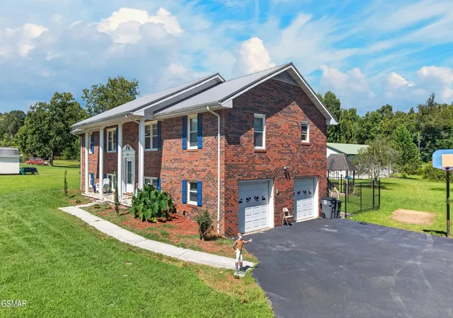 Photo 3 of Single family home for sale at 819 Redwood Dr, Mount Carmel, TN 37645 | MLS# 3591845 | Listing updated on 2026-09-15