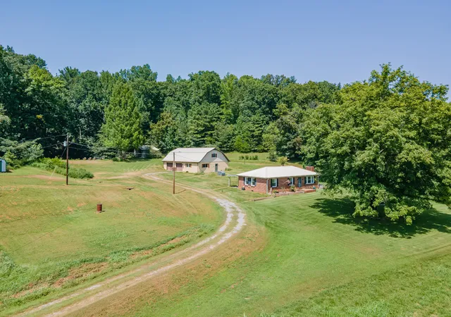 Photo 2 of Single family home for sale at 7020 Morgan Crk Rd, Centerville, TN 37033 | MLS# 3531700 | Listing updated on 2026-09-17