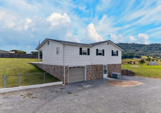 Photo 4 of Single family home for sale at 215 White Sands Rd, Greeneville, TN 37743 | MLS# 3591848 | Listing updated on 2026-09-15