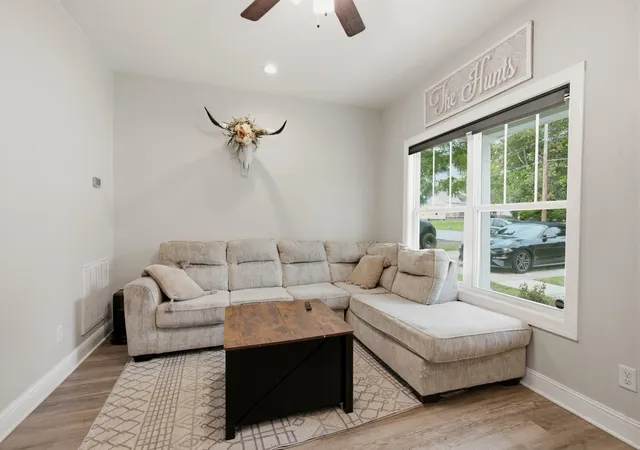 Photo 4 of Single family home for sale at 201 16th Avenue E, Springfield, TN 37172 | MLS# 3529745 | Listing updated on 2026-09-15