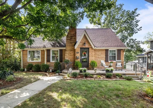 Photo 2 of Single family home for sale at 413 Center Ave, Dickson, TN 37055 | MLS# 3529607 | Listing updated on 2026-09-14