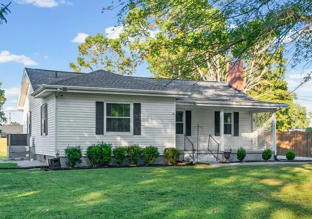 Photo 3 of Sale Pending at 1710 Parkview Dr, Hopkinsville, KY 42240 | MLS# 3529639 | Listing updated on 2026-09-11
