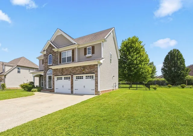 Photo 3 of Single family home for sale at 1093 Willow Cir, Clarksville, TN 37043 | MLS# 3530756 | Listing updated on 2026-09-12