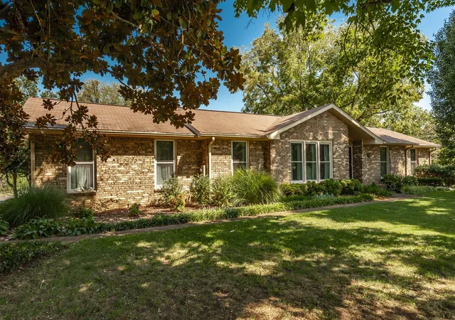 Photo 3 of Single family home for sale at 1097 Lakeshore Dr, Gallatin, TN 37066 | MLS# 3530989 | Listing updated on 2026-10-08