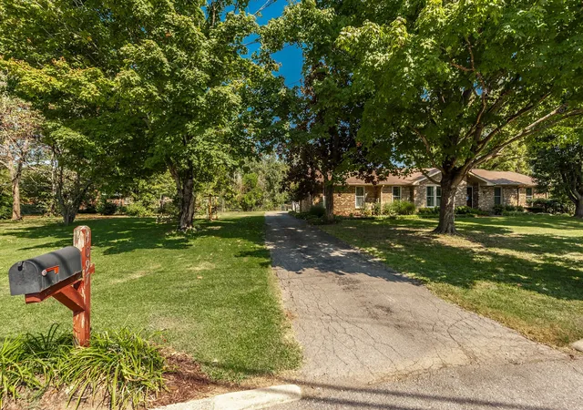 Photo 4 of Single family home for sale at 1097 Lakeshore Dr, Gallatin, TN 37066 | MLS# 3530989 | Listing updated on 2026-10-08