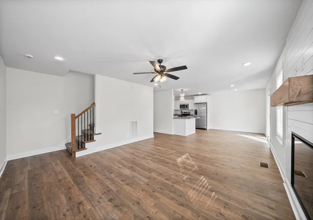 Photo 3 of Single family home for sale at 404 Park Glen Ln, Clarksville, TN 37042 | MLS# 3531379 | Listing updated on 2026-09-15
