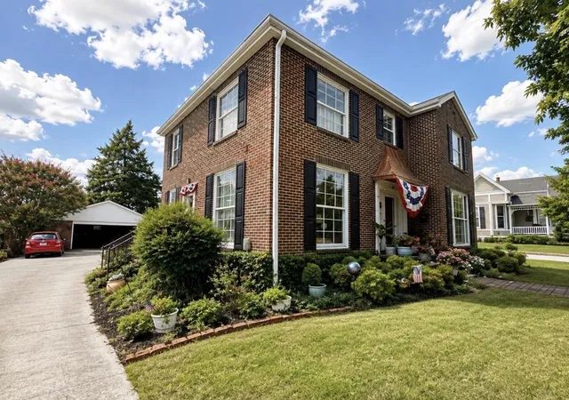 Photo 2 of Single family home for sale at 307 W Main St, Smithville, TN 37166 | MLS# 3531238 | Listing updated on 2026-10-08