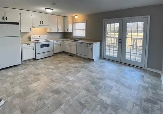 Listing Photo 5 - Condo for sale in building located at 1515 Rogers Cir, Manchester, TN 37355