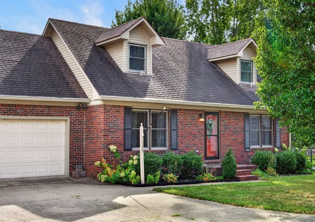 Photo 2 of Single family home for sale at 135 Springmont Dr, Hopkinsville, KY 42240 | MLS# 3531626 | Listing updated on 2026-09-13