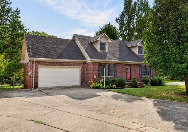 Photo 3 of Single family home for sale at 135 Springmont Dr, Hopkinsville, KY 42240 | MLS# 3531626 | Listing updated on 2026-09-13
