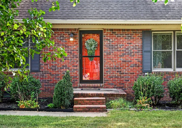 Photo 4 of Single family home for sale at 135 Springmont Dr, Hopkinsville, KY 42240 | MLS# 3531626 | Listing updated on 2026-09-13