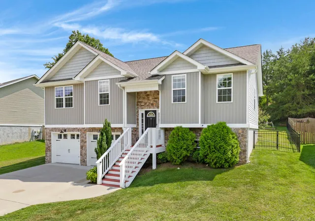 Photo 2 of Single family home for sale at 1758 Short Leaf Ln, Soddy Daisy, TN 37379 | MLS# 3531780 | Listing updated on 2026-09-21