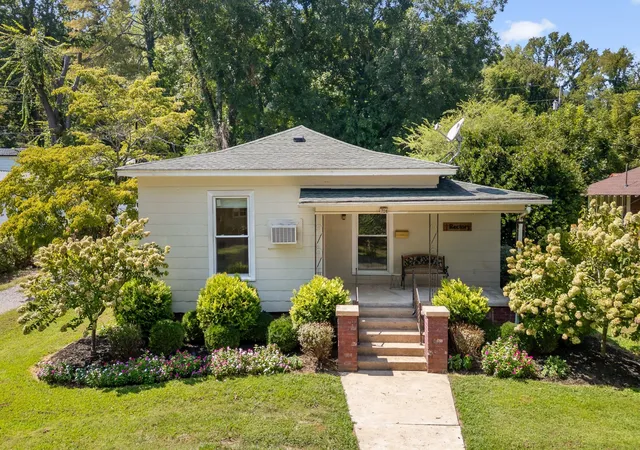 Photo 2 of Single family home for sale at 706 Holly Ave, South Pittsburg, TN 37380 | MLS# 3541147 | Listing updated on 2026-09-28