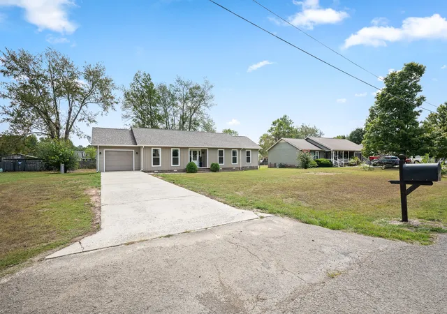 Photo 2 of Single family home for sale at 112 Lantern Ln, Shelbyville, TN 37160 | MLS# 3542067 | Listing updated on 2026-09-11