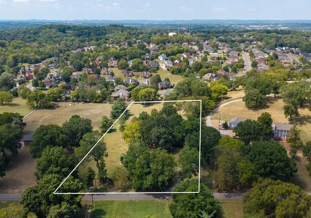 Photo 3 of Single family home for sale at 179 Clifftop Dr, Hendersonville, TN 37075 | MLS# 3546869 | Listing updated on 2026-09-12