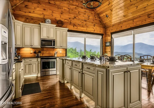 Photo 3 of Single family home for sale at 729 Bear Walk Way, Gatlinburg, TN 37738 | MLS# 3542306 | Listing updated on 2026-09-11