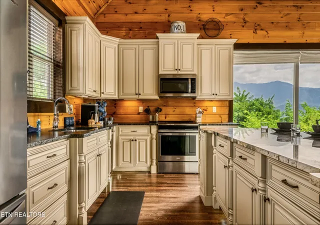 Photo 4 of Single family home for sale at 729 Bear Walk Way, Gatlinburg, TN 37738 | MLS# 3542306 | Listing updated on 2026-09-11