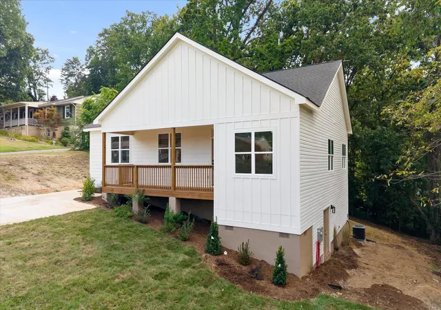 Photo 2 of Single family home for sale at 1413 Melody Ln, Chattanooga, TN 37412 | MLS# 3542543 | Listing updated on 2026-09-18