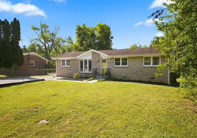 Photo 2 of Sale Pending at 217 Oak Dr, Franklin, TN 37064 | MLS# 3592440 | Listing updated on 2026-09-15