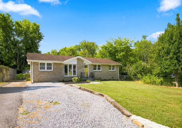 Photo 3 of Sale Pending at 217 Oak Dr, Franklin, TN 37064 | MLS# 3592440 | Listing updated on 2026-09-15