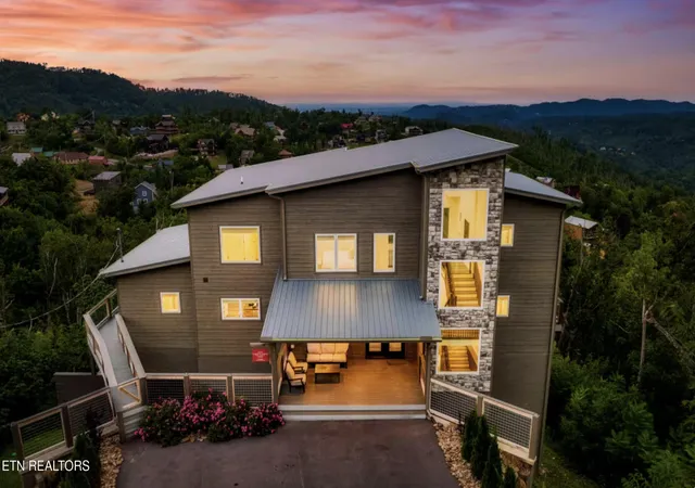 Photo 1 of Single family home for sale at 720 Short Ridge Ct, Gatlinburg, TN 37738 | MLS# 3544080 | Listing updated on 2026-09-26